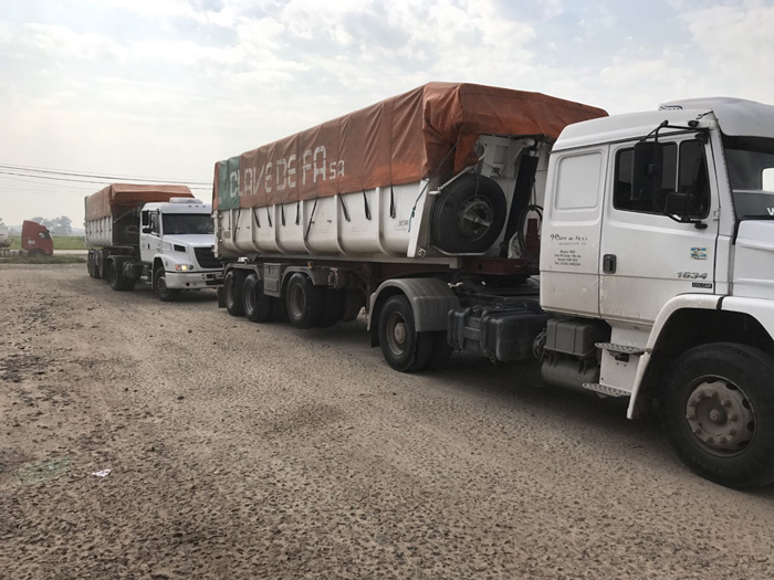 Camion con tanques cisternas