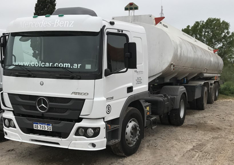 Camion con tanques cisternas